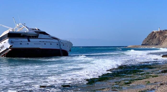 ESPAÑA – EL OCASO DEL NEVEEN, EL YATE DEL JET SET DE MARBELLA ENCALLÒ HACE UNA SEMANA Y NADIE LO RECLAMA