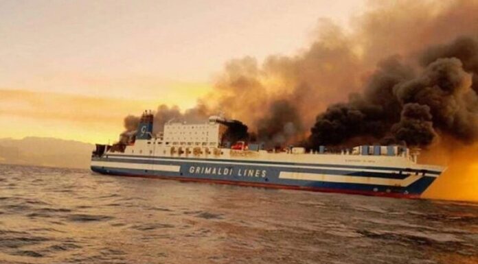 ITALIA – VORAZ INCENDIO EN UN FERRY EN EL ADRIÁTICO: RESCATAN A 288 PERSONAS