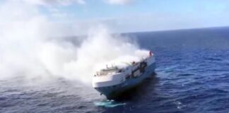 UN CARGUERO REPLETO DE COCHES DE LUJO ARDE A LA DERIVA EN MEDIO DEL ATLÁNTICO