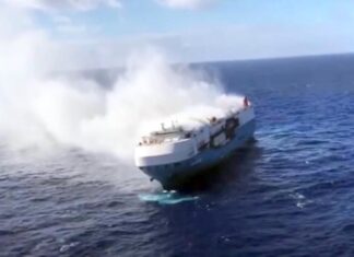 UN CARGUERO REPLETO DE COCHES DE LUJO ARDE A LA DERIVA EN MEDIO DEL ATLÁNTICO