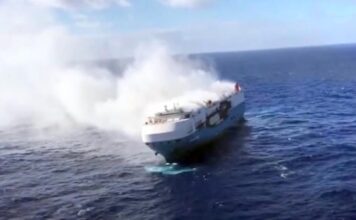 UN CARGUERO REPLETO DE COCHES DE LUJO ARDE A LA DERIVA EN MEDIO DEL ATLÁNTICO