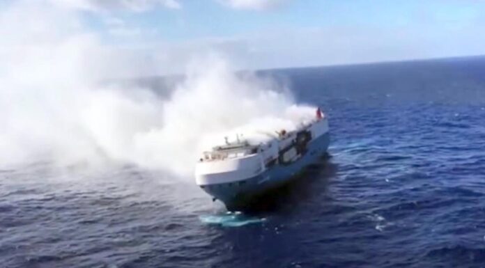 UN CARGUERO REPLETO DE COCHES DE LUJO ARDE A LA DERIVA EN MEDIO DEL ATLÁNTICO