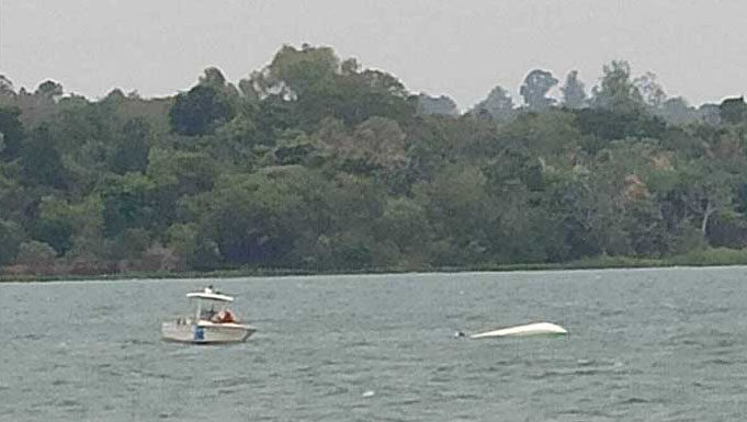 POSADAS – UNA LANCHA DIO VUELTA DE CAMPANA EN EL PARANÁ Y SUS OCUPANTES FUERON RESCATADOS DEL AGUA