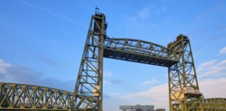 EL YATE DE JEFF BEZOS ES TAN GRANDE QUE ROTTERDAM DESMONTARÁ UN PUENTE PARA QUE PUEDA SALIR AL MAR