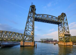 NO SERÁ NECESARIO DESMANTELAR EL HISTÓRICO PUENTE DE ROTTERDAM PARA QUE PASE EL SUPERYACHTS DE JEFF BEZOS