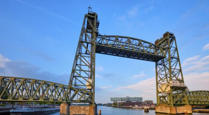 NO SERÁ NECESARIO DESMANTELAR EL HISTÓRICO PUENTE DE ROTTERDAM PARA QUE PASE EL SUPERYACHTS DE JEFF BEZOS