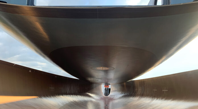 LAS PRIMERAS IMÁGENES DEL CASCO DE CARBONO DEL NUEVO SUPERVELERO WALLY