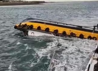 TRAGEDIA EN PUERTO DESEADO: UN REMOLCADOR DIO VUELTA DE CAMPANA MIENTRAS REMOLCABA A UN POTERO: HAY UN DESAPARECIDO