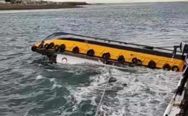 TRAGEDIA EN PUERTO DESEADO: UN REMOLCADOR DIO VUELTA DE CAMPANA MIENTRAS REMOLCABA A UN POTERO: HAY UN DESAPARECIDO