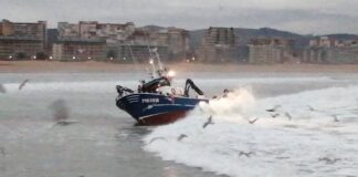 ESPAÑA – UN PESQUERO GALLEGO ENCALLA EN LA PLAYA DE SALVÉ DE LAREDO