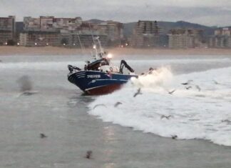 ESPAÑA – UN PESQUERO GALLEGO ENCALLA EN LA PLAYA DE SALVÉ DE LAREDO
