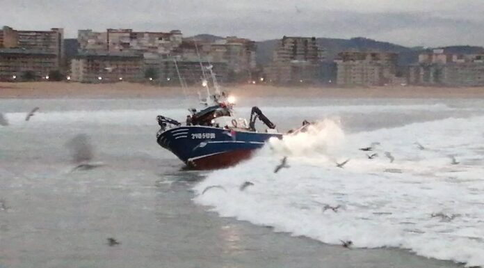 ESPAÑA – UN PESQUERO GALLEGO ENCALLA EN LA PLAYA DE SALVÉ DE LAREDO