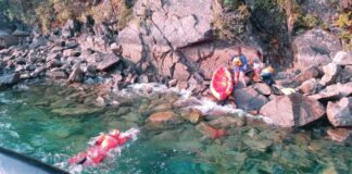 PRFECTURA ASISTIÓ A DOS KAYAKISTAS EN EL LAGO LACAR