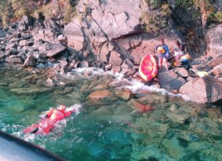 PRFECTURA ASISTIÓ A DOS KAYAKISTAS EN EL LAGO LACAR
