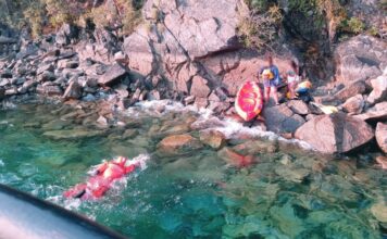 PRFECTURA ASISTIÓ A DOS KAYAKISTAS EN EL LAGO LACAR