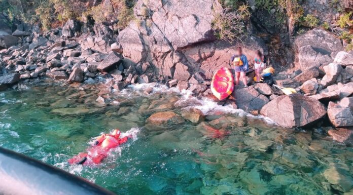 PRFECTURA ASISTIÓ A DOS KAYAKISTAS EN EL LAGO LACAR