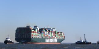 PASARON MÁS DE 20 DÍAS Y AÚN SIGUE VARADO EL EVERGREEN EN CALIFORNIA