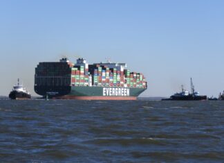 PASARON MÁS DE 20 DÍAS Y AÚN SIGUE VARADO EL EVERGREEN EN CALIFORNIA