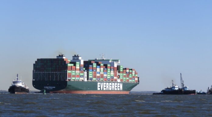 PASARON MÁS DE 20 DÍAS Y AÚN SIGUE VARADO EL EVERGREEN EN CALIFORNIA