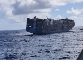 SE HUNDIÓ EL “FELICITY ACE”, NO SOPORTÓ EL INCENDIO Y CON ÉL SE VAN 4000 COCHES DE LUJO AL FONDO DEL MAR