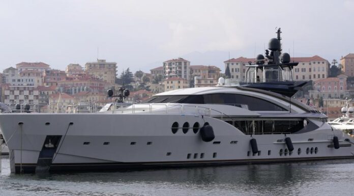 ITALIA INVESTIGA SI UN SUPERYATE EN LA TOSCANA ES DE PROPIEDAD RUSA