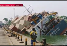 VIDEO – BUQUE PORTACONTENEDORES NAUFRAGA EN EL PUERTO DE CALCUTA