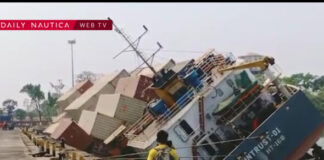 VIDEO – BUQUE PORTACONTENEDORES NAUFRAGA EN EL PUERTO DE CALCUTA