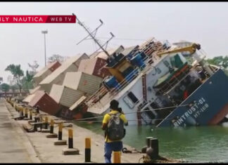 VIDEO – BUQUE PORTACONTENEDORES NAUFRAGA EN EL PUERTO DE CALCUTA