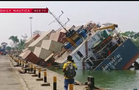 VIDEO – BUQUE PORTACONTENEDORES NAUFRAGA EN EL PUERTO DE CALCUTA
