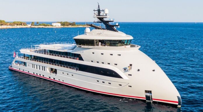 ATRACA EN MÁLAGA EL “OLIVIA O”, EL ORIGINAL YATE INSPIRADO EN BARCOS VIKINGOS