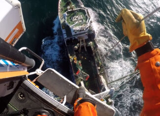 EMERGENCIA EN EL MAR: PREFECTURA AERO EVACUÓ AL TRIPULANTE DE UN PESQUERO