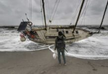 ASÍ ARRASTRÓ UN FUERTE TEMPORAL DE VIENTO A UN VELERO EN EL ESTRECHO DE GIBRALTAR
