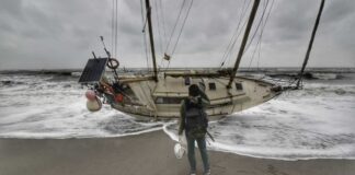 ASÍ ARRASTRÓ UN FUERTE TEMPORAL DE VIENTO A UN VELERO EN EL ESTRECHO DE GIBRALTAR