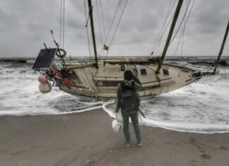 ASÍ ARRASTRÓ UN FUERTE TEMPORAL DE VIENTO A UN VELERO EN EL ESTRECHO DE GIBRALTAR