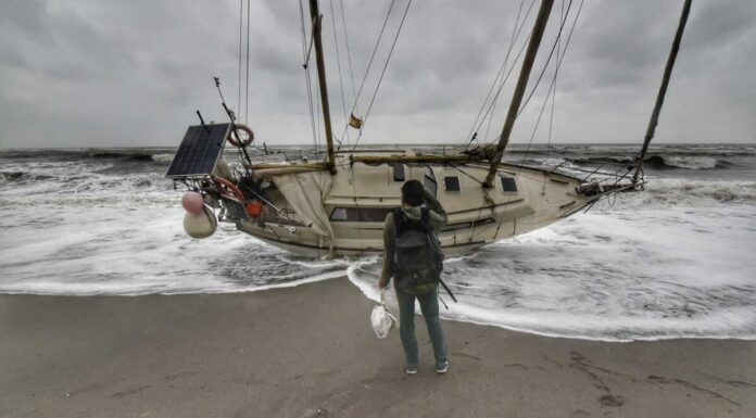 ASÍ ARRASTRÓ UN FUERTE TEMPORAL DE VIENTO A UN VELERO EN EL ESTRECHO DE GIBRALTAR
