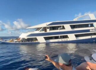 SE HUNDE UN BARCO LLENO DE SURFISTAS EN LAS MALDIVAS