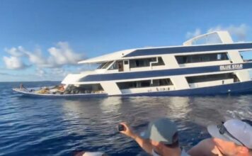 SE HUNDE UN BARCO LLENO DE SURFISTAS EN LAS MALDIVAS