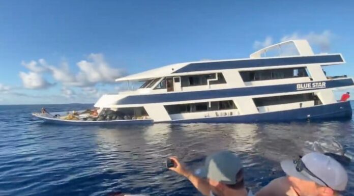 SE HUNDE UN BARCO LLENO DE SURFISTAS EN LAS MALDIVAS