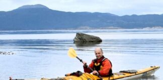 BUSCAN CON BUZOS, HELICÓPTEROS Y VELEROS A UN KAYAKISTA PERDIDO MIENTRAS INTENTABA CRUZAR EL CANAL DE BEAGLE