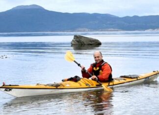 BUSCAN CON BUZOS, HELICÓPTEROS Y VELEROS A UN KAYAKISTA PERDIDO MIENTRAS INTENTABA CRUZAR EL CANAL DE BEAGLE
