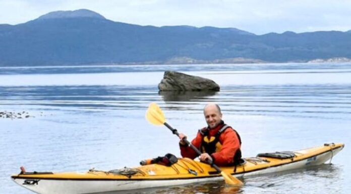 BUSCAN CON BUZOS, HELICÓPTEROS Y VELEROS A UN KAYAKISTA PERDIDO MIENTRAS INTENTABA CRUZAR EL CANAL DE BEAGLE