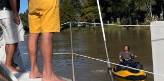 MÁS DE CIEN BARCOS ARGENTINOS CRUZARON AL RÍO SAN JUAN EN URUGUAY EN SEMANA SANTA, EL PRESIDENTE LACALLE POU LOS SALUDÓ EN MOTO DE AGUA