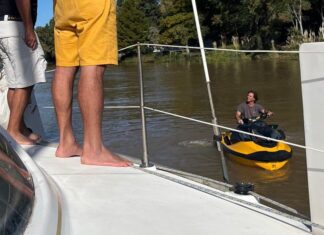 MÁS DE CIEN BARCOS ARGENTINOS CRUZARON AL RÍO SAN JUAN EN URUGUAY EN SEMANA SANTA, EL PRESIDENTE LACALLE POU LOS SALUDÓ EN MOTO DE AGUA
