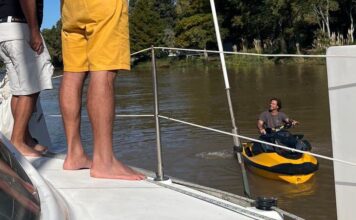 MÁS DE CIEN BARCOS ARGENTINOS CRUZARON AL RÍO SAN JUAN EN URUGUAY EN SEMANA SANTA, EL PRESIDENTE LACALLE POU LOS SALUDÓ EN MOTO DE AGUA