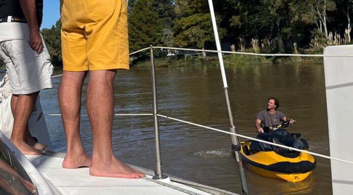 MÁS DE CIEN BARCOS ARGENTINOS CRUZARON AL RÍO SAN JUAN EN URUGUAY EN SEMANA SANTA, EL PRESIDENTE LACALLE POU LOS SALUDÓ EN MOTO DE AGUA