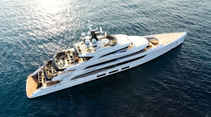 ENTREGA DEL BENETTI TRIUMPH 65M EN EL SALÓN DE MÓNACO: HE AQUÍ EL CLÁSICO DEL FUTURO.