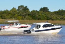 PRESENTACIÓN – CAT 700 DE NAUTIGLASS EN LA VERSIÓN OPEN Y CABINADO