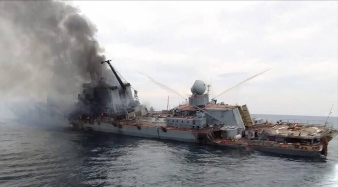 FOTOS MUESTRAN AL BUQUE DE GUERRA RUSO MOSKOVA DESPUÉS DE SUPUESTOS ATAQUES CON MISILES