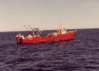 DOS PESQUEROS CHOCARON EN ALTA MAR FRENTE A PUERTO DESEADO