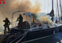 ESPAÑA – INCENDIO DE UN VELERO EN EL PUERTO DE BADALONA